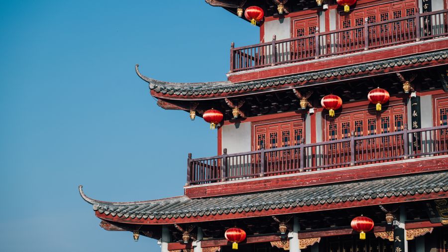 挂满红灯笼的中式古楼，短剧《橙光令》取景氛围图
